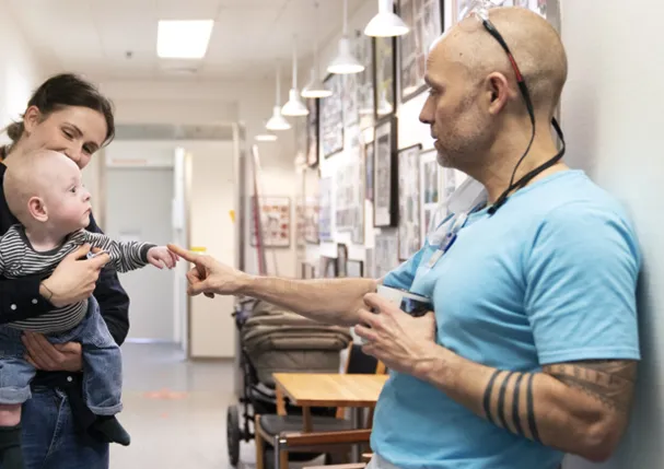 Læge der taler med forælder og barn før procedure